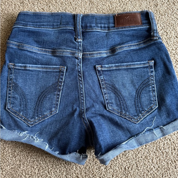 Used Hollister size 25 3 inch mid rise short in good condition - Picture 3 of 4
